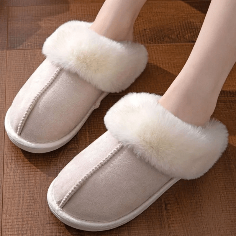 Warme pelzige Hausschuhe