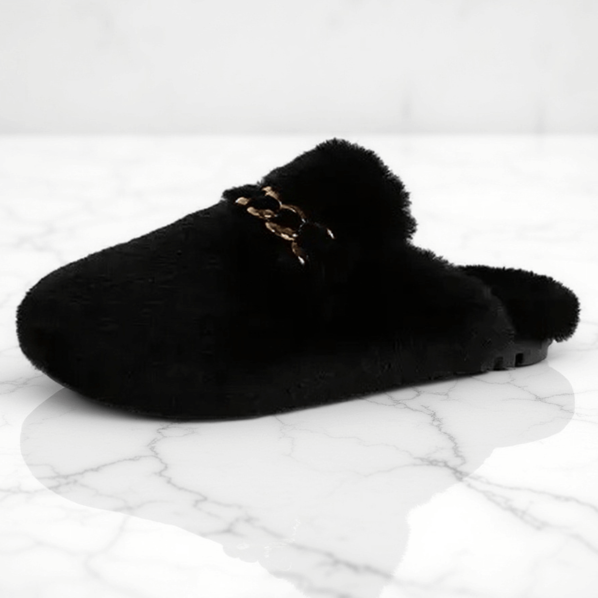 TeddyFinesse - Elegante Kunstfell-Slipper mit Goldkette & Plüschkomfort für drinnen und leicht draußen