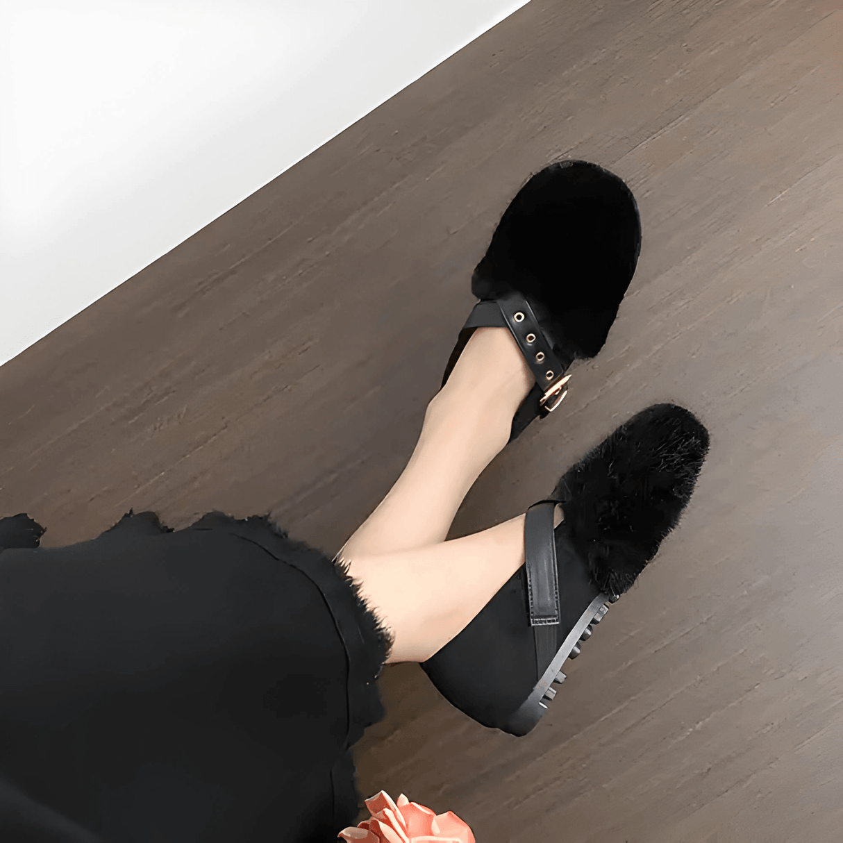 FurVibe - Plüsch-Kuschelschuhe mit goldener Schnalle & Rutschfeste Sohle für drinnen und leicht draußen