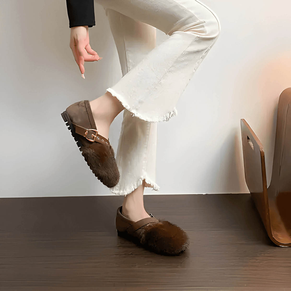 FurVibe - Plüsch-Kuschelschuhe mit goldener Schnalle & Rutschfeste Sohle für drinnen und leicht draußen