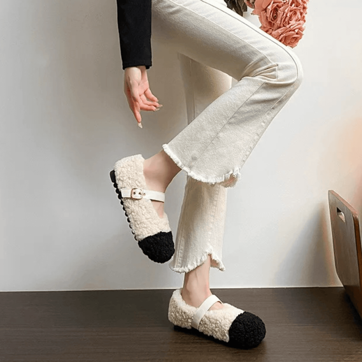 CuddleFlex - Plüsch-Kuschelschuhe mit goldener Schnalle & Zweifarbiger Komfort für den Innen- und leichten Außeneinsatz