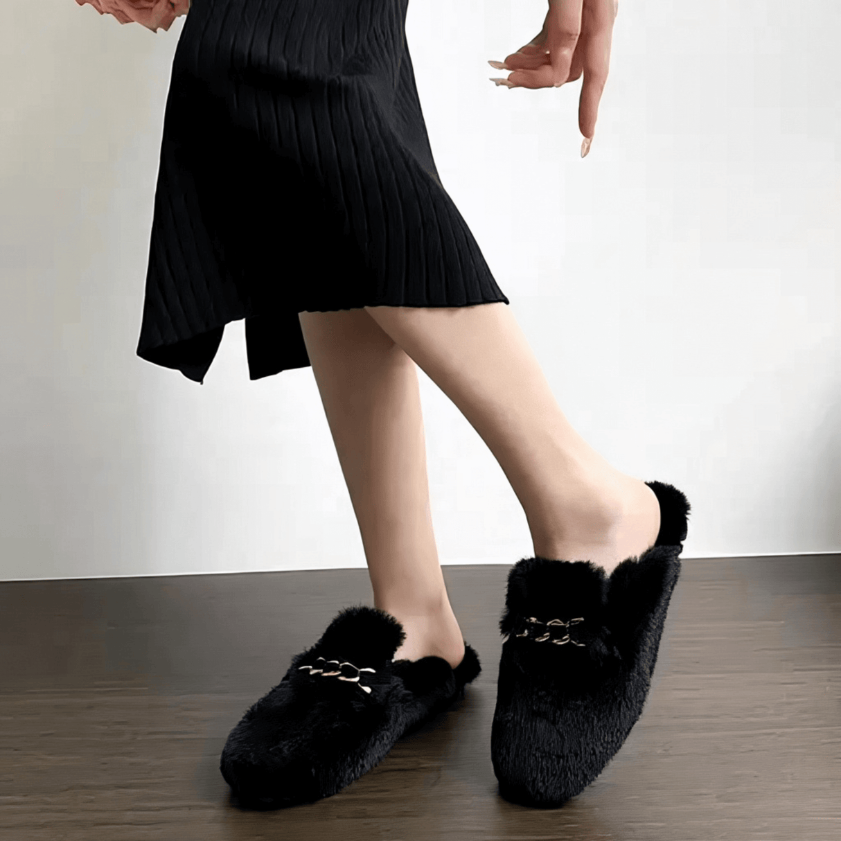 TeddyFinesse - Elegante Kunstfell-Slipper mit Goldkette & Plüschkomfort für drinnen und leicht draußen