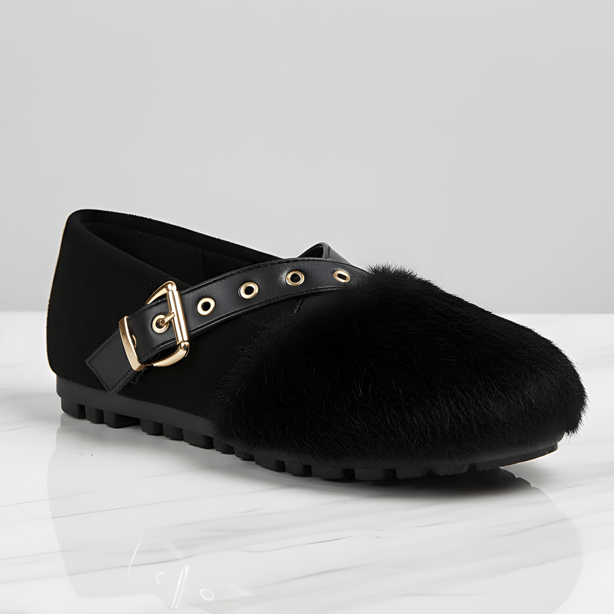 FurVibe - Plüsch-Kuschelschuhe mit goldener Schnalle & Rutschfeste Sohle für drinnen und leicht draußen