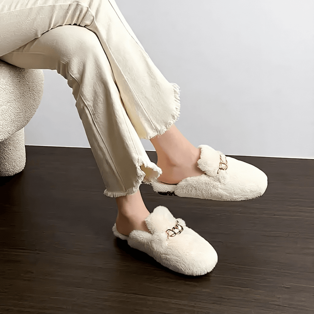TeddyFinesse - Elegante Kunstfell-Slipper mit Goldkette & Plüschkomfort für drinnen und leicht draußen