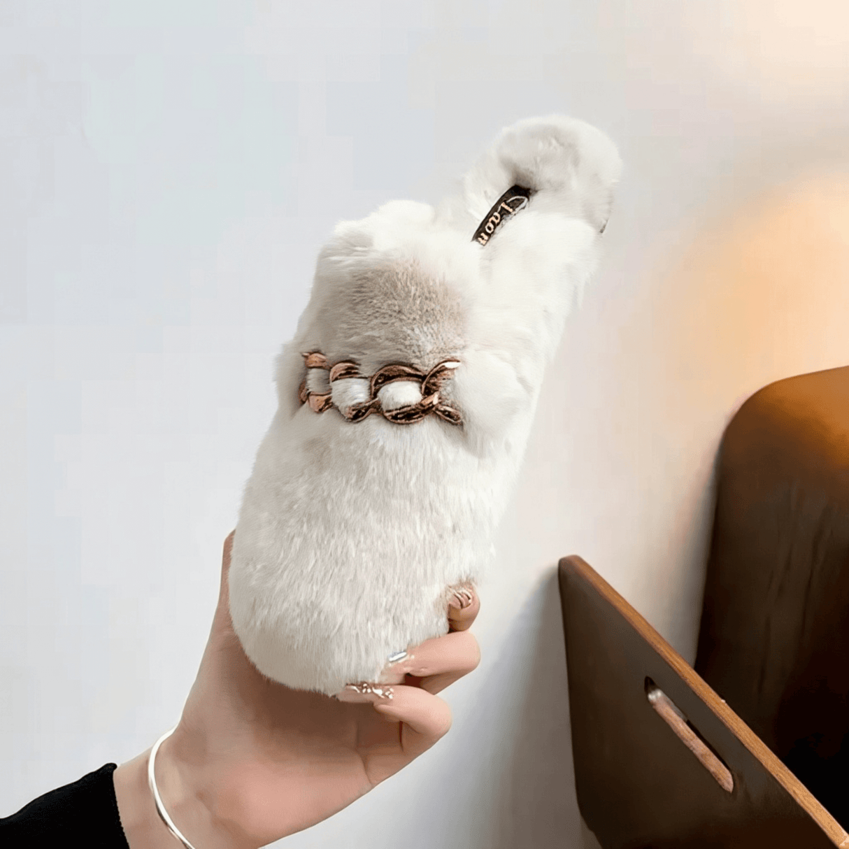 TeddyFinesse - Elegante Kunstfell-Slipper mit Goldkette & Plüschkomfort für drinnen und leicht draußen