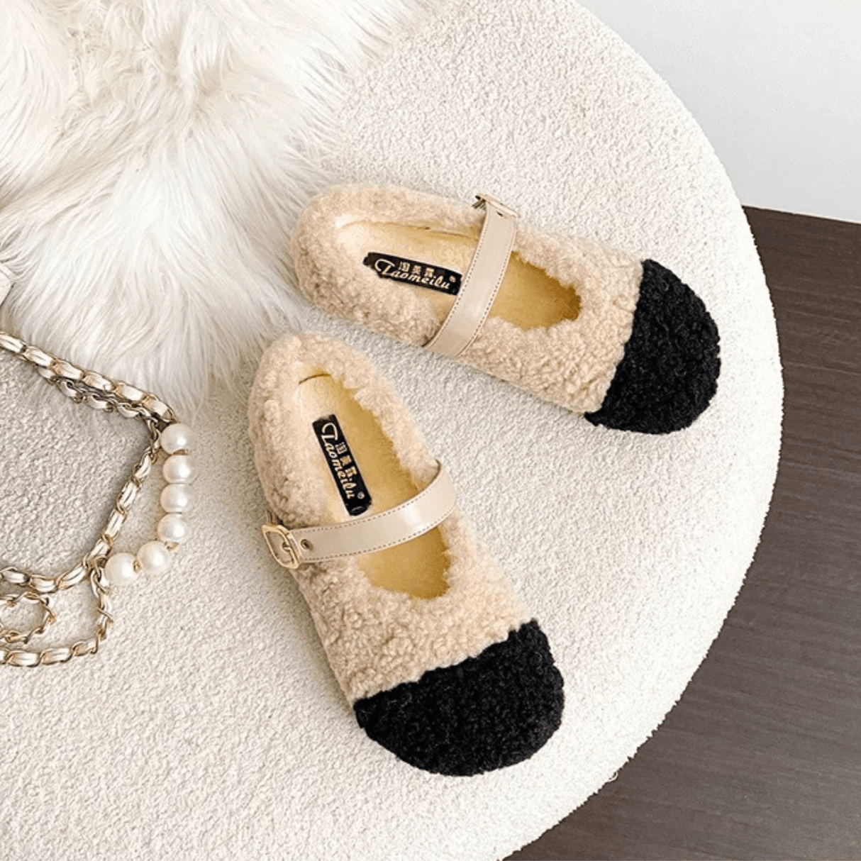 CuddleFlex - Plüsch-Kuschelschuhe mit goldener Schnalle & Zweifarbiger Komfort für den Innen- und leichten Außeneinsatz