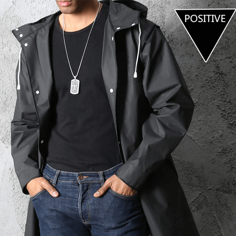 Stylischer langer schwarzer Regenmantel