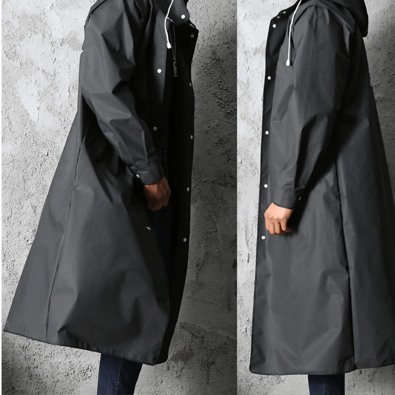 Stylischer langer schwarzer Regenmantel