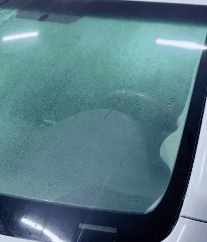 Handlicher Glasreiniger - Perfekte Sicht für Windschutzscheiben und Glasflächen im Auto