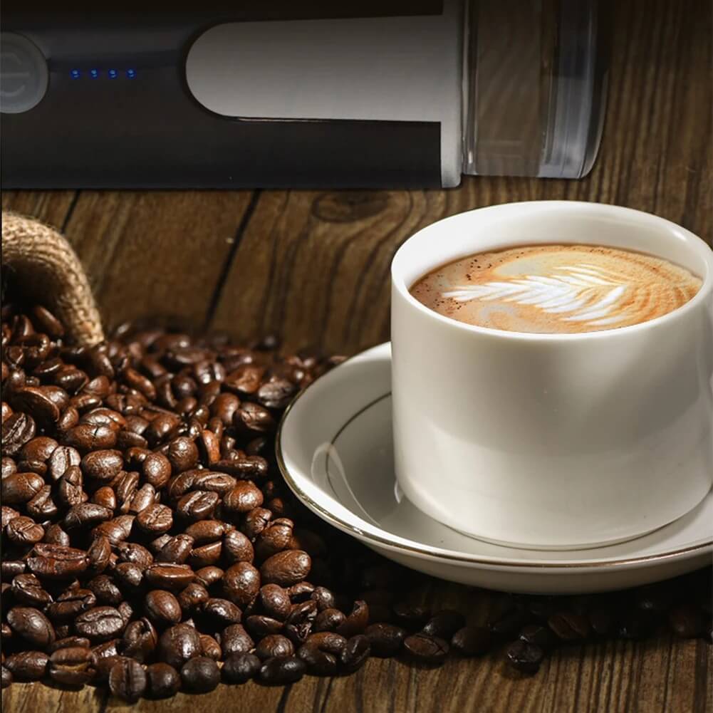 NomadoBrew - Tragbare Kaffeemaschine für Reisen und Camping | Kabelloses Brühen von Kapseln und gemahlenem Kaffee