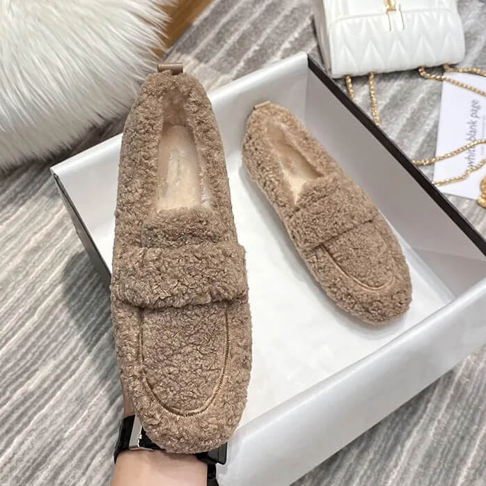 Luxuriöse Damenmokassins aus Lammwollplüsch - rutschfeste Gummisohle und ultimativer Komfort