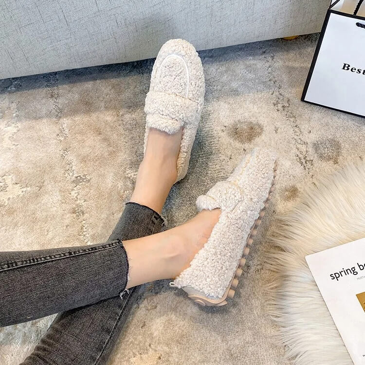 Luxuriöse Damenmokassins aus Lammwollplüsch - rutschfeste Gummisohle und ultimativer Komfort