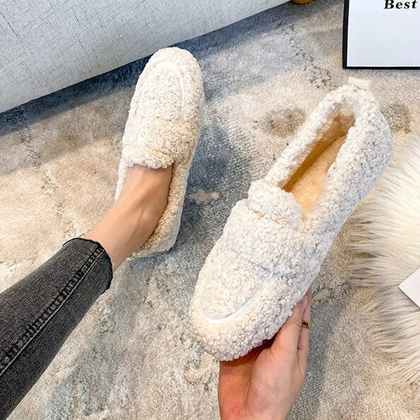 Luxuriöse Damenmokassins aus Lammwollplüsch - rutschfeste Gummisohle und ultimativer Komfort