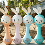 Babyrassel mit blinkenden Lichtern und Musik - leicht zu greifen und sicher