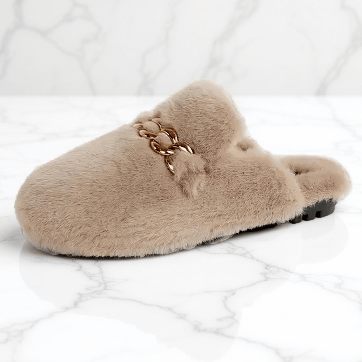 TeddyFinesse - Elegante Kunstfell-Slipper mit Goldkette & Plüschkomfort für drinnen und leicht draußen
