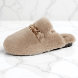 TeddyFinesse - Elegante Kunstfell-Slipper mit Goldkette & Plüschkomfort für drinnen und leicht draußen