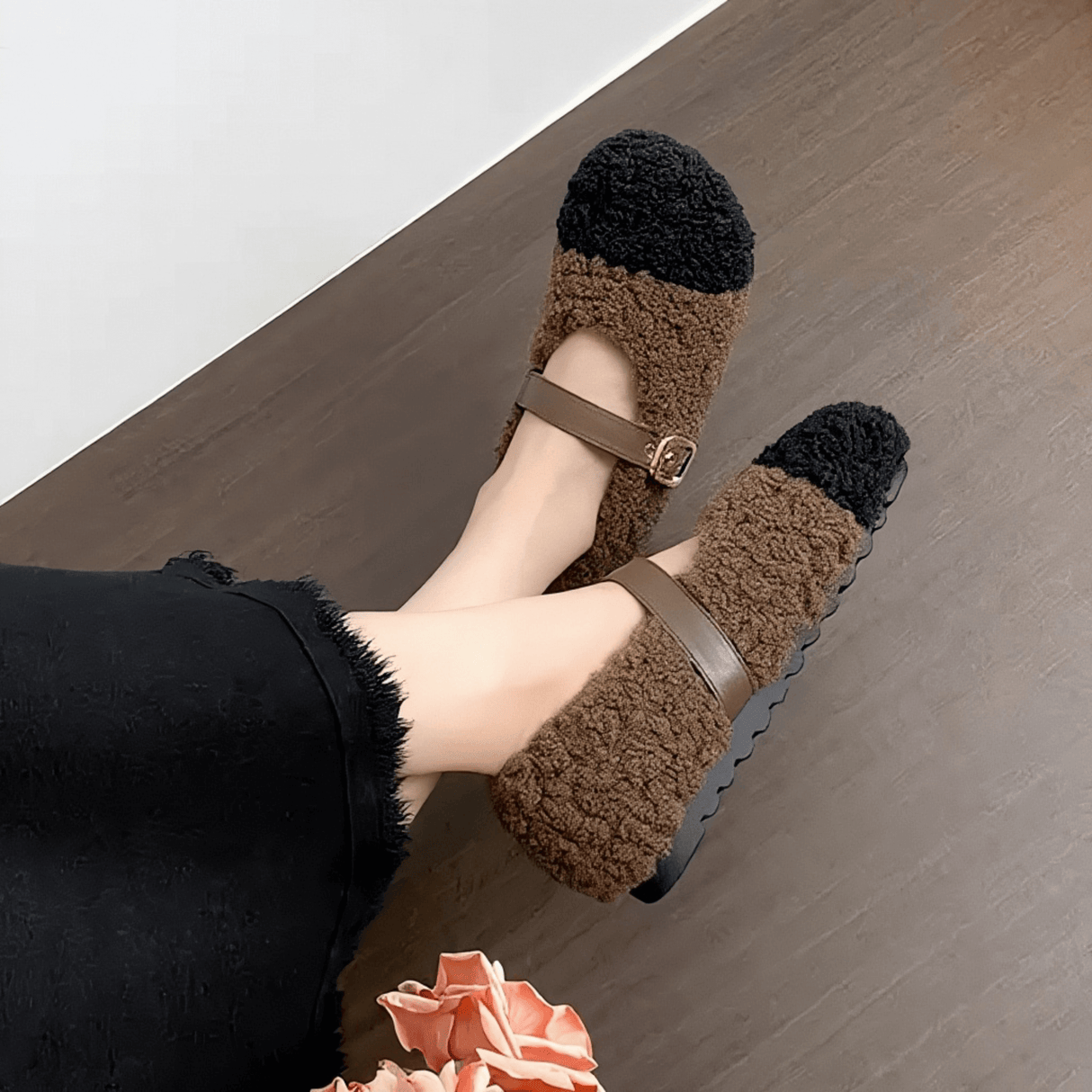 CuddleFlex - Plüsch-Kuschelschuhe mit goldener Schnalle & Zweifarbiger Komfort für den Innen- und leichten Außeneinsatz