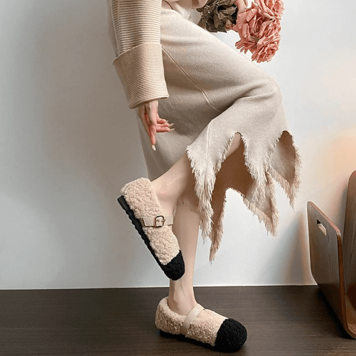 CuddleFlex - Plüsch-Kuschelschuhe mit goldener Schnalle & Zweifarbiger Komfort für den Innen- und leichten Außeneinsatz