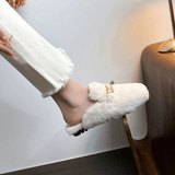 TeddyFinesse - Elegante Kunstfell-Slipper mit Goldkette & Plüschkomfort für drinnen und leicht draußen