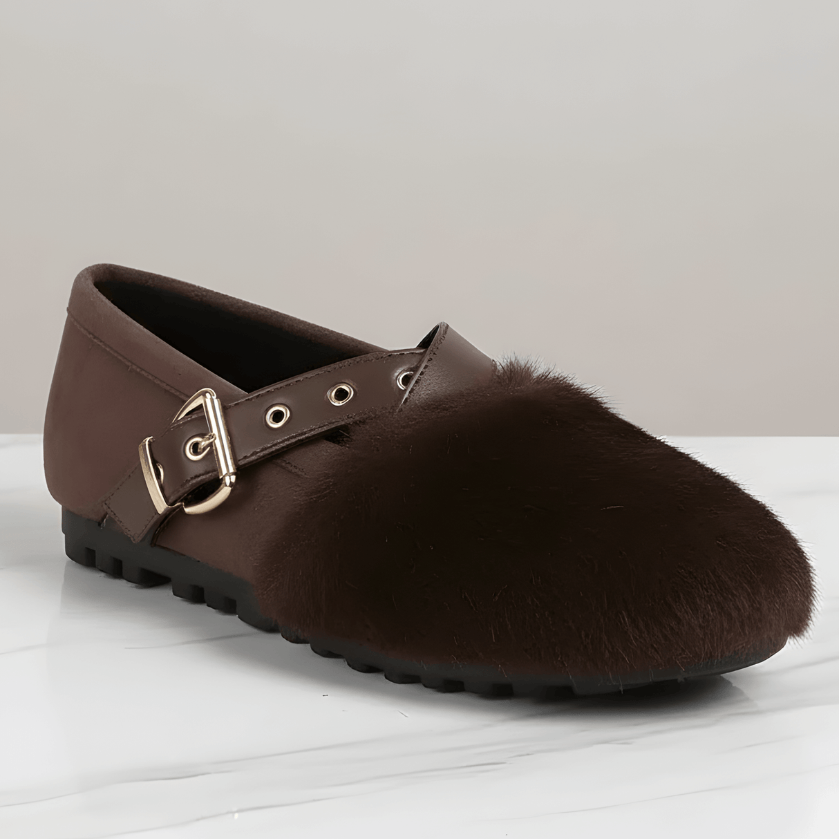 FurVibe - Plüsch-Kuschelschuhe mit goldener Schnalle & Rutschfeste Sohle für drinnen und leicht draußen