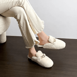 TeddyFinesse - Elegante Kunstfell-Slipper mit Goldkette & Plüschkomfort für drinnen und leicht draußen