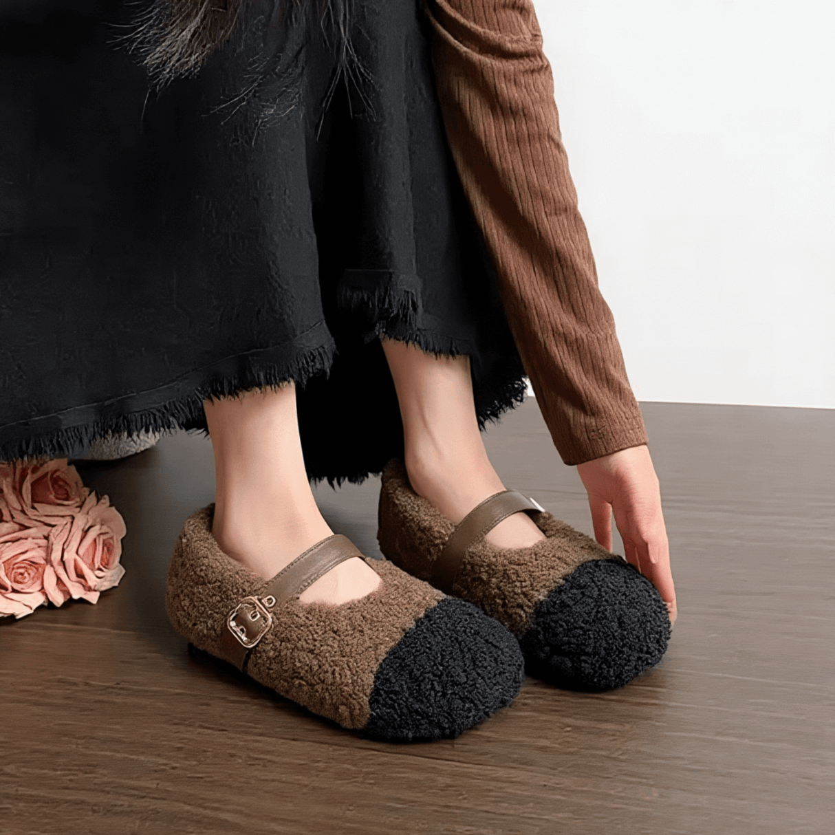 CuddleFlex - Plüsch-Kuschelschuhe mit goldener Schnalle & Zweifarbiger Komfort für den Innen- und leichten Außeneinsatz