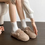 TeddyFinesse - Elegante Kunstfell-Slipper mit Goldkette & Plüschkomfort für drinnen und leicht draußen