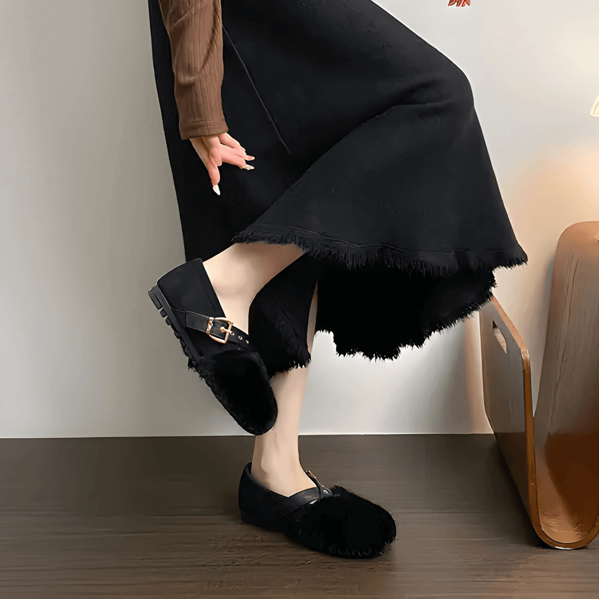 FurVibe - Plüsch-Kuschelschuhe mit goldener Schnalle & Rutschfeste Sohle für drinnen und leicht draußen