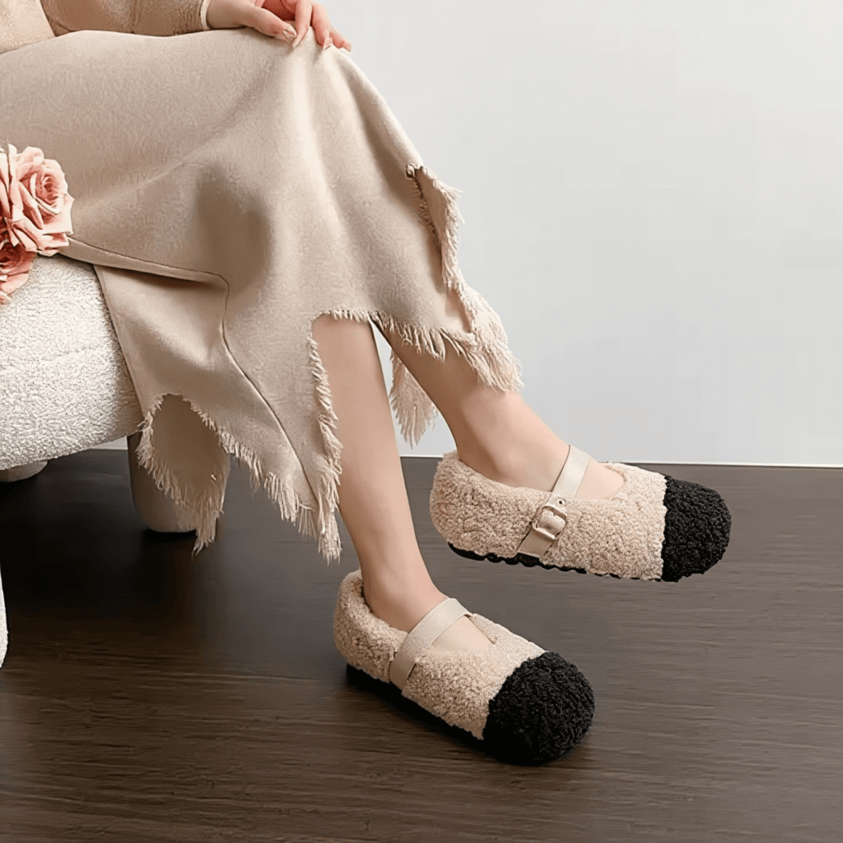 CuddleFlex - Plüsch-Kuschelschuhe mit goldener Schnalle & Zweifarbiger Komfort für den Innen- und leichten Außeneinsatz