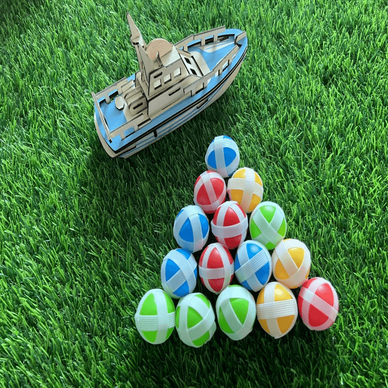 Kinderfreundliche Torwand mit klebrigen Bällen - perfektes Spiel im Freien